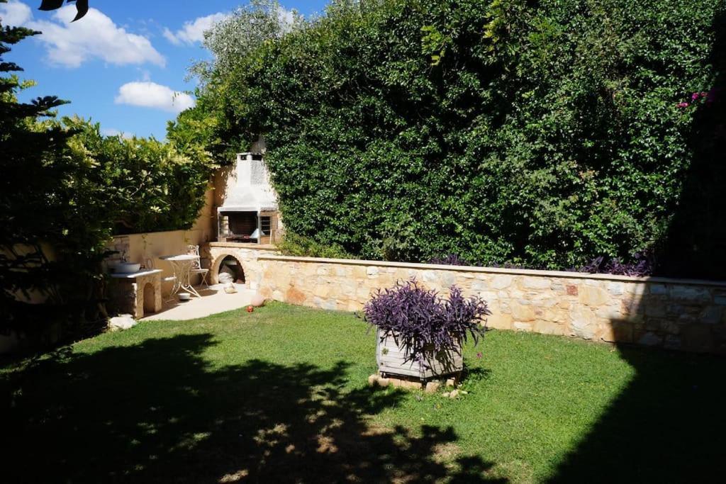 Apartment with a garden, BBQ, swimming pool&jacuzzi Dhráfi Buitenkant foto