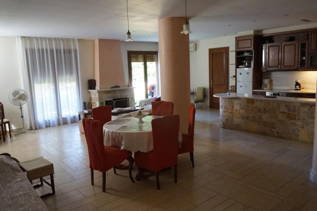 Apartment with a garden, BBQ, swimming pool&jacuzzi Dhráfi Buitenkant foto